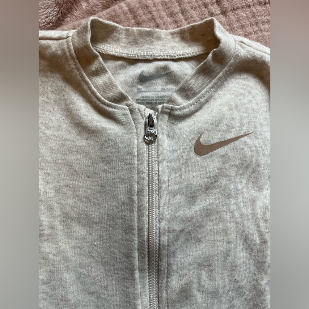 Nike Baby One-Piece Zip Footed Romper Neutral Oat Sports Pajamas - Picture 5 of 6